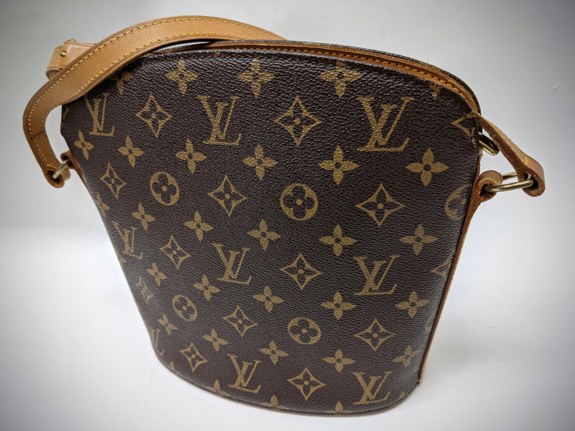LOUISVUITTONLOUISVUITTON